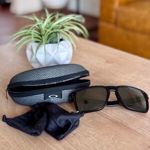 oakley holbrook XL sunglasses w. case